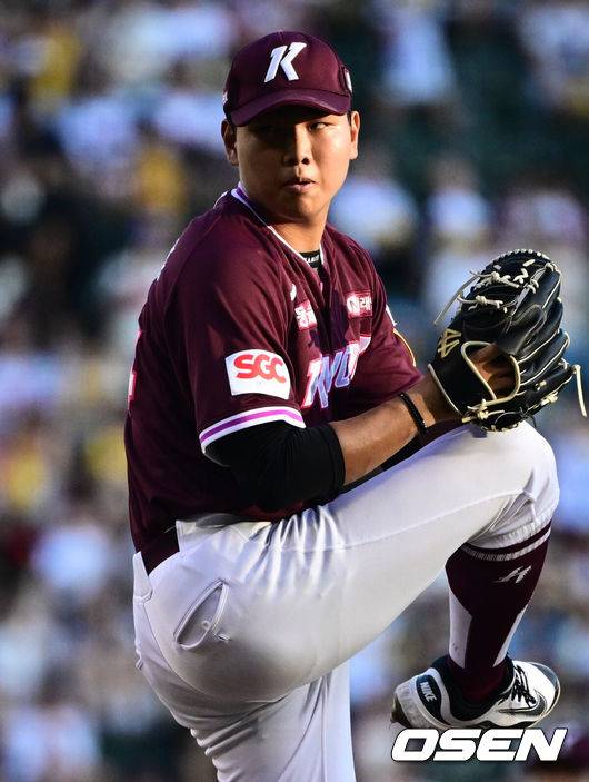 [OSEN=잠실, 조은정 기자]30일 오후 서울 잠실구장에서 ‘2025 신한 SOL Bank KBO리그’ LG 트윈스와 키움 히어로즈의 경기가 열렸다.홈팀 LG는 톨허스트, 방문팀 키움은 박정훈을 선발로 내세웠다.1회말 키움 박정훈이 역투하고 있다. 2025.08.30 /cej@osen.co.kr