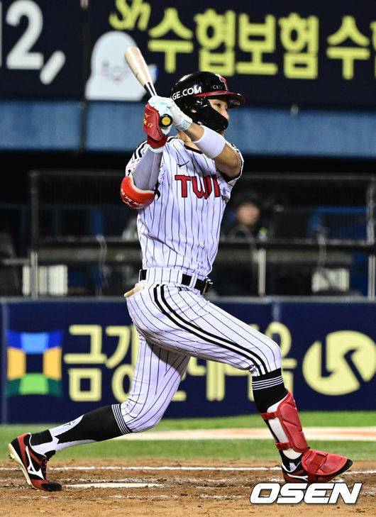 [OSEN=잠실, 조은정 기자]30일 오후 서울 잠실구장에서 ‘2025 신한 SOL Bank KBO리그’ LG 트윈스와 키움 히어로즈의 경기가 열렸다.홈팀 LG는 톨허스트, 방문팀 키움은 박정훈을 선발로 내세웠다.4회말 1사 1루 LG 박해민이 1타점 2루타를 날리고 있다. 2025.08.30 /cej@osen.co.kr