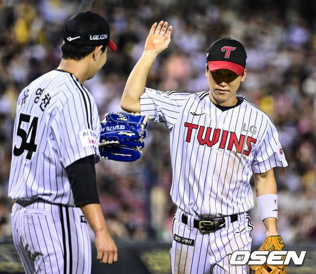 [OSEN=잠실, 조은정 기자]30일 오후 서울 잠실구장에서 ‘2025 신한 SOL Bank KBO리그’ LG 트윈스와 키움 히어로즈의 경기가 열렸다.홈팀 LG는 톨허스트, 방문팀 키움은 박정훈을 선발로 내세웠다.8회초 2사 1,3루 LG 3루수 구본혁이 키움 여동욱의 땅볼을 처리하며 이닝을 끝낸 뒤 유영찬과 하이파이브를 하고 있다. 2025.08.30 /cej@osen.co.kr