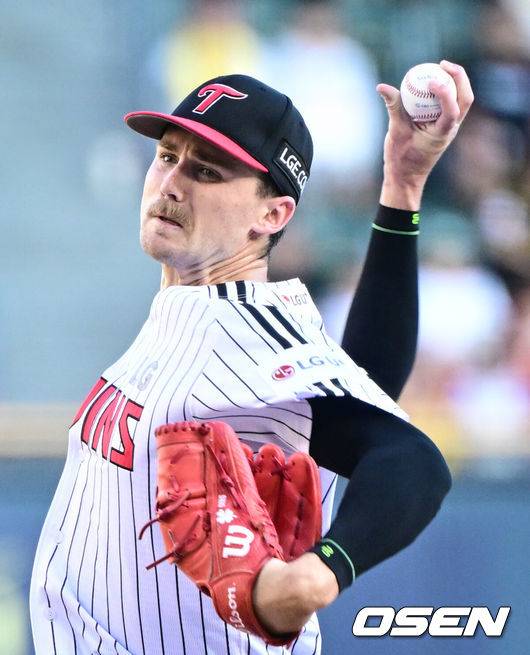 [OSEN=잠실, 조은정 기자]30일 오후 서울 잠실구장에서 ‘2025 신한 SOL Bank KBO리그’ LG 트윈스와 키움 히어로즈의 경기가 열렸다.홈팀 LG는 톨허스트, 방문팀 키움은 박정훈을 선발로 내세웠다.1회초 LG 톨허스트가 역투하고 있다. 2025.08.30 /cej@osen.co.kr