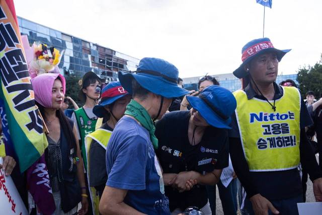▲ 29일 경북 구미 한국옵티칼하이테크 공장 고공농성장에서 내려온 박정혜 한국옵티칼지회 수석부지회장이 김진숙 민주노총 부산본부 지도위원과 인사를 나누고 있다. ⓒ민주노총