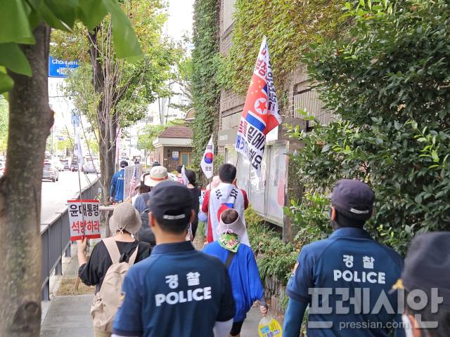 ▲30일 광주 북구 전남대 후문 인근에서 보수단체 '호우친' 회원들이 북구청 방향으로 행진하고 있다.2025.08.30ⓒ프레시안(김보현)