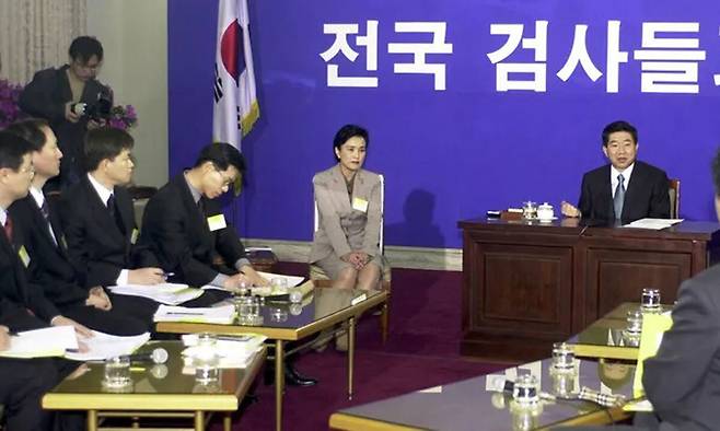 2003년 3월9일 당시 노무현 대통령 주재로 ‘검사와의 대화’ 토론회가 열리고 있다. 노 대통령 왼쪽은 강금실 당시 법무부 장관. 세계일보&nbsp;자료사진