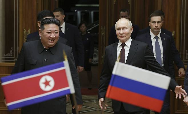 김정은 북한&nbsp;국무위원장과 블라디미르 푸틴 러시아 대통령이 지난해 6월 18일 평양에서 정상회담에 앞서 담소를 나누며 이동하고 있다. 타스·연합뉴스