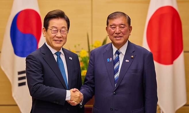 이재명 대통령과 이시바 시게루 일본 총리가 지난 23일(현지시간) 일본 도쿄 총리 관저에서 한일 소인수 정상회담 기념촬영을 하고 있다. 공동취재