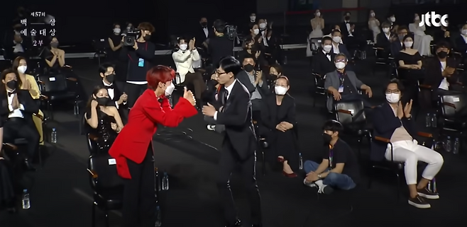 유재석 대상 수상 당시 배우들의 태도가 논란이 됐던 장면. 유튜브 채널 '백상예술대상' 캡처.