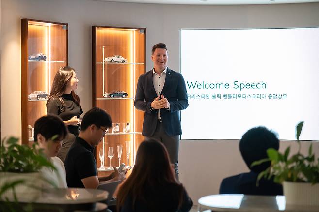 크리스티안 슐릭 벤틀리모터스코리아 총괄상무가 차에 대해 설명하고 있다.