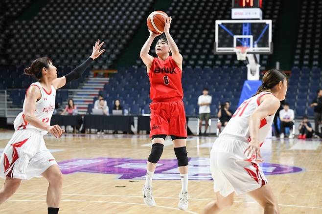 부산 BNK 이소희가 30일 부산 사직체육관에서 열린 2025 박신자컵 조별리그 A조 후지쓰 레드웨이브와의 개막전에서 슛하고 있다. WKBL 제공