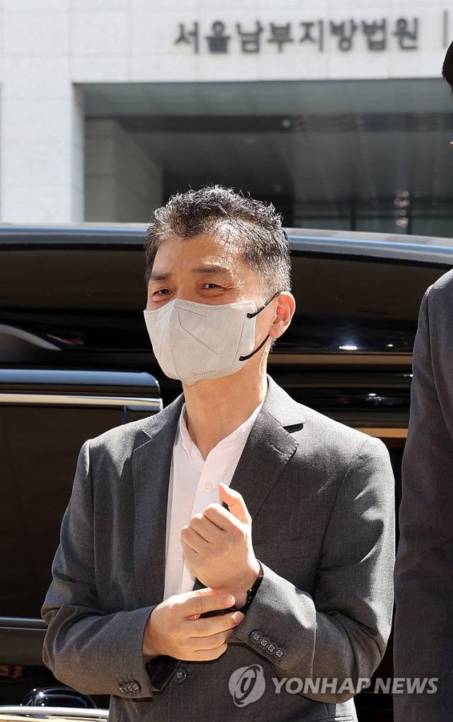 SM 엔터테인먼트 인수 과정에서 시세조종을 지시·공모한 혐의로 재판에 넘겨진 카카오 창업자 김범수 미래이니셔티브센터장이 29일 오후 서울 양천구 서울남부지방법원에서 열린 결심공판에 출석하고 있다. 연합뉴스