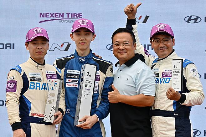 정상오, 권혁진, 박준우 상무 그리고 이팔우가 포디엄 위해서 포즈를 취하고 있다. 사진: 김학수 기자