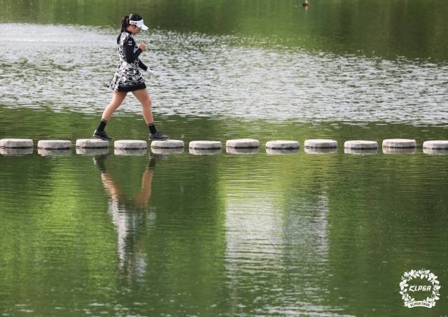 홀을 이동하고 있는 유현조. 사진 제공=KLPGA