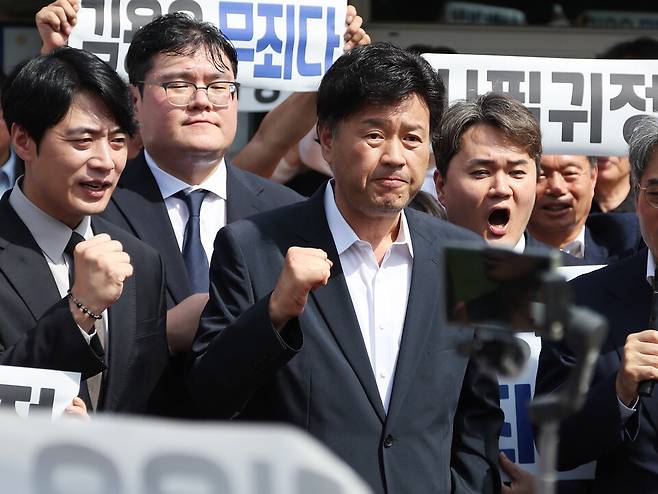 대장동 개발 민간업자 일당에게 금품을 받은 혐의로 항소심에서 실형을 선고받고 법정구속 된 후 보석으로 석방된 김용 전 민주연구원 부원장이 20일 경기도 화성시 마도면 화성직업훈련교도소 앞에서 참석자들의 구호를 듣고 있다. ⓒ연합뉴스