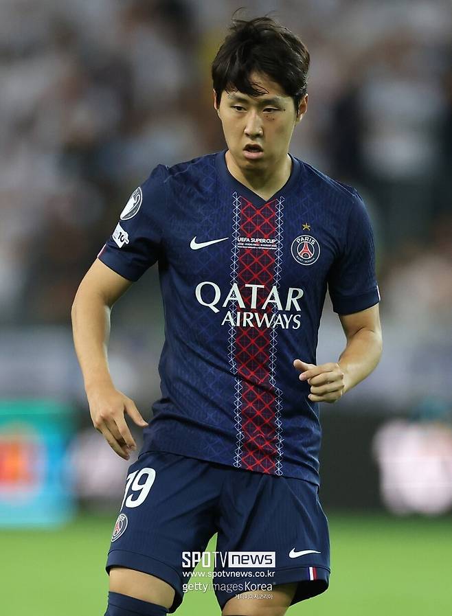 ▲ 지난 시즌 출전 기회 부족으로 힘든 시간을 보냈던 이강인이다. 올 시즌에도 크게 달라지지 않을 것 같았지만, 슈퍼컵을 기점으로 다시 기회를 잡고 있다. 지금부터 이강인 커리어에 반전 흐름일 가능성이 크다. PSG의 전폭적인 신뢰 아래 자신의 기량을 입증해낸다면, 진정한 주전 도약은 시간 문제일 수 있다.