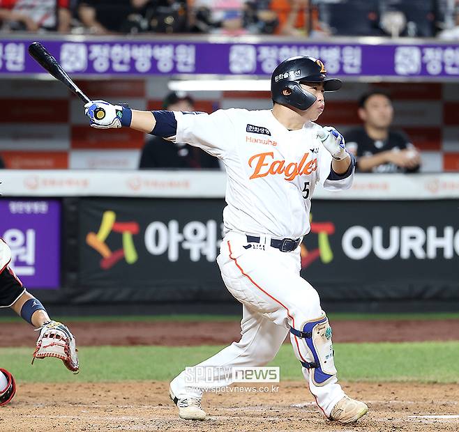 ▲ 문현빈은 몸 상태가 완벽하지 않은 상황임에도 저조한 팀 타선 속에 계속 선발 출전하고 있다 ⓒ곽혜미 기자