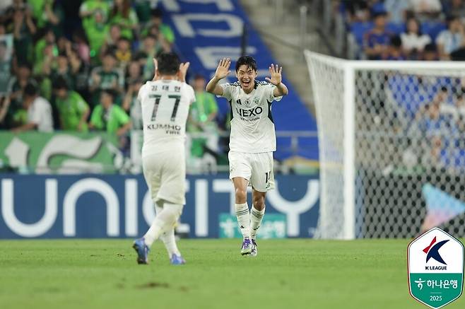 ▲ 30일 울산문수축구경기장에서 울산HD와 전북현대의 하나은행 K리그1 2025 28라운드가 열렸다. 올 시즌 세 번째 현대가 더비에서 후반에만 2골을 뽑아낸 전북이 2-0으로 이겼다. ⓒ한국프로축구연맹