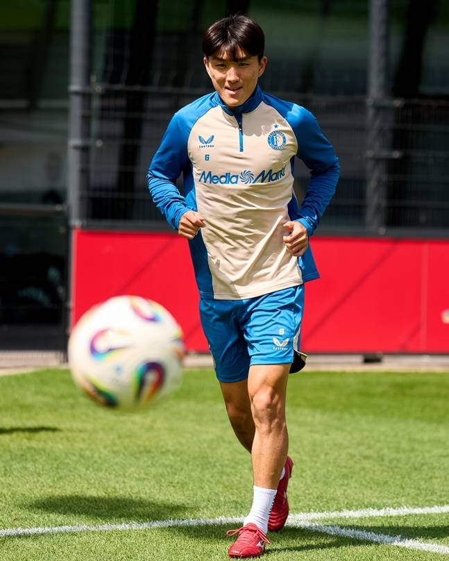 황인범. /사진=페예노르트 공식 SNS