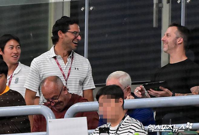 28일 오후 서울 구로구 고척스카이돔에서 열린 '2025 신한 SOL Bank KBO리그' 한화 이글스와 키움 히어로즈의 경기, 메이저리그 스카우터들이 한화 정우주의 투구를 지켜보고 있다. 엑스포츠뉴스 고척, 김한준 기자
