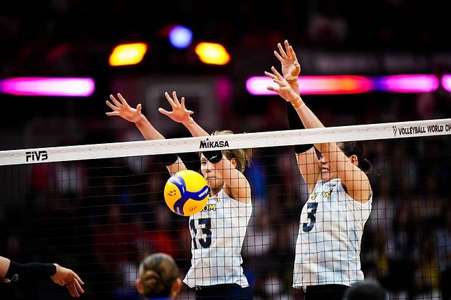 블로킹하는 일본의 시마무라(오른쪽 3번) [FIVB 홈피 캡처. 재판매 및 DB 금지]