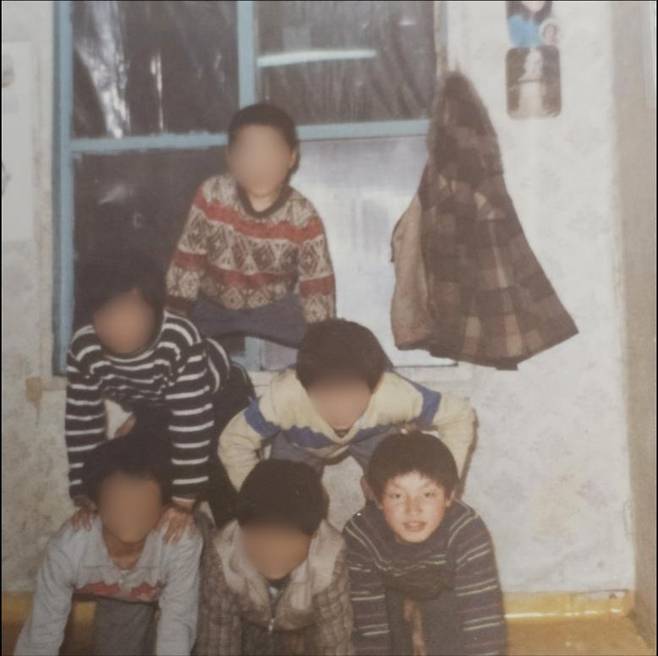 S 보육원서 초등학교 시절 유진수 대표(맨 아랫줄의 맨 오른쪽) [본인 제공]