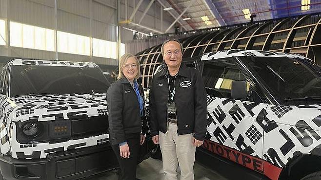 美슬레이트, SK온과 협력 강조 (서울=연합뉴스) 이석희 SK온 대표이사 사장(오른쪽)과 크리스 바먼 슬레이트 최고경영책임자가 지난 4월 24일(현지시간) 미국 캘리포니아주 롱비치에서 열린 슬레이트 신차 공개 행사 중 기념 촬영을 하고 있다. [SK온 제공. 재판매 및 DB 금지]