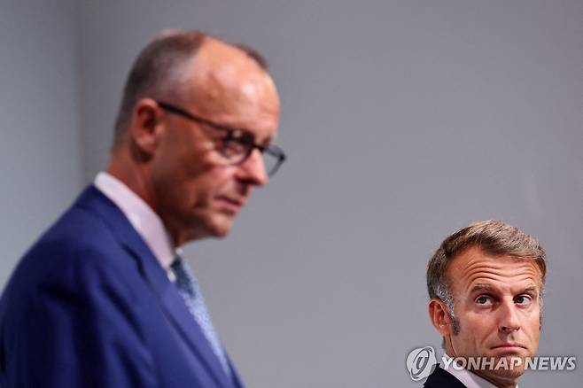 공동기자회견 하는 메르츠 독일 총리와 마크롱 프랑스 대통령 (툴롱 공동취재단 로이터=연합뉴스) 2025년 8월 29일 프랑스 툴롱에서 에마뉘엘 마크롱(오른쪽) 프랑스 대통령이 프리드리히 메르츠(왼쪽) 독일 총리와 공동기자회견을 하고 있다. 양국은 이에 앞서 이날 장관회의와 국방·안보협의회를 열었다. 2025.8.29.