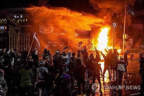 경찰과 충돌한 시위대 [AFP 연합뉴스. 재판매 및 DB 금지]