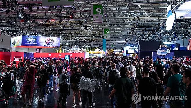 북적이는 게임스컴 2025 (쾰른=연합뉴스) 김주환 기자 = 게임스컴 2025 개막 셋째 날인 22일(현지시간) 독일 쾰른 쾰른메세 전시장 내부가 관람객들로 북적이고 있다. 
    게임스컴은 독일 게임산업협회와 전시기획사 쾰른메세가 매년 개최하는 북미 유럽권 최대 게임쇼다. 2025.8.22 jujuk@yna.co.kr