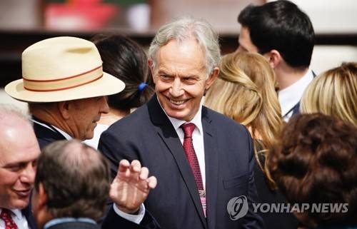 토니 블레어 전 영국 총리 (워싱턴DC EPA=연합뉴스) 2020년 9월 15일 미국 백악관에서 도널드 트럼프 대통령이 주최하는 '아브라함 협정' 서명식을 앞두고 다른 참석자들과 함께 백악관 남쪽 잔디에서 행사를 기다리고 있는 토니 블레어 전 영국 총리의 모습. 이날 서명된 협정은 아랍에미리트(UAE)와 바레인이 이스라엘과 외교관계를 정상화하는 내용을 담고 있다. 2025.8.30.