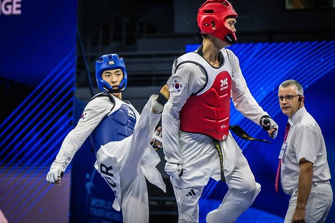 공격 시도하는 배준서 배준서(왼쪽)가 30일 전북 무주 태권도원 T1 경기장에서 열린 무주 태권도원 2025 세계태권도 그랑프리 챌린지 남자 58㎏급 결승에서 김종명을 상대로 공격 시도하고 있다. [세계태권도연맹 제공. 재배포 및 DB 금지]