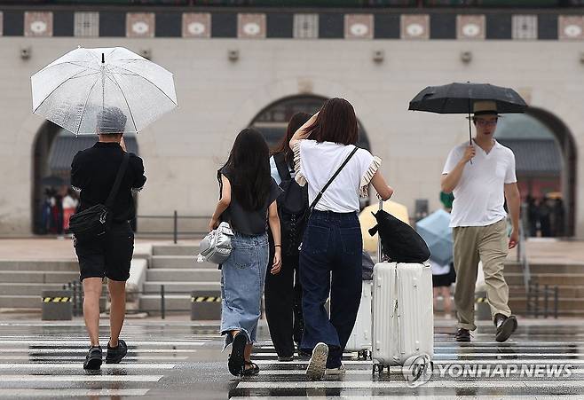 광화문에 내리는 소나기 [연합뉴스 자료사진]