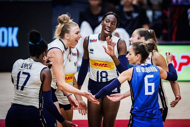 득점 후 기뻐하는 이탈리아 여자배구 대표팀 선수들 [FIVB 홈피 캡처. 재판매 및 DB 금지]