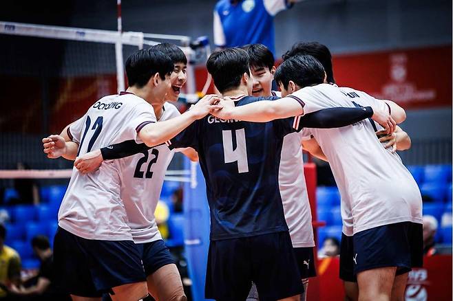 득점 후 기뻐하는 한국 U-21남자배구 대표팀 선수들 [FIVB 홈피 캡처. 재판매 및 DB 금지]