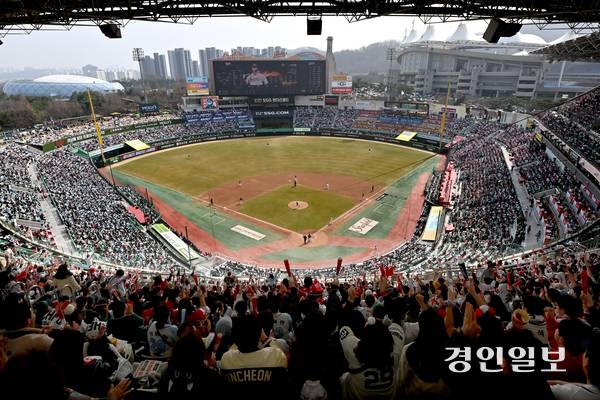 SSG랜더스필드에서 열린 ‘2025 신한 SOL 뱅크 KBO리그’ SSG 랜더스와 두산 베어스 홈 개막 2차전에서 야구팬들이 응원전을 펼치고 있다. /경인일보DB