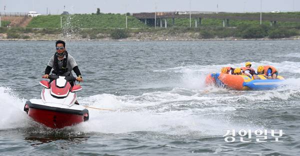 무더운 날씨가 이어진 31일 시흥시 거북섬 일원에서 열린 ‘제17회 전국해양스포츠제전’을 찾은 시민들이 수상레저를 즐기며 더위를 식히고 있다. 2025.8.31 /최은성기자 ces7198@kyeongin.com