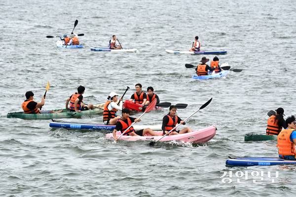 무더운 날씨가 이어진 31일 시흥시 거북섬 일원에서 열린 ‘제17회 전국해양스포츠제전’을 찾은 시민들이 수상레저를 즐기며 더위를 식히고 있다. 2025.8.31 /최은성기자 ces7198@kyeongin.com
