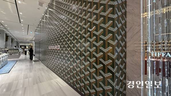 현대백화점 판교점 1층에 프랑스 명품 브랜드 ‘고야드’ 입점을 알리는 가벽이 세워져 있다. 고야드 매장은 오는 9월 4일 문을 열 예정이다. 2025.8.27 /윤혜경기자 hyegyung@kyeongin.com