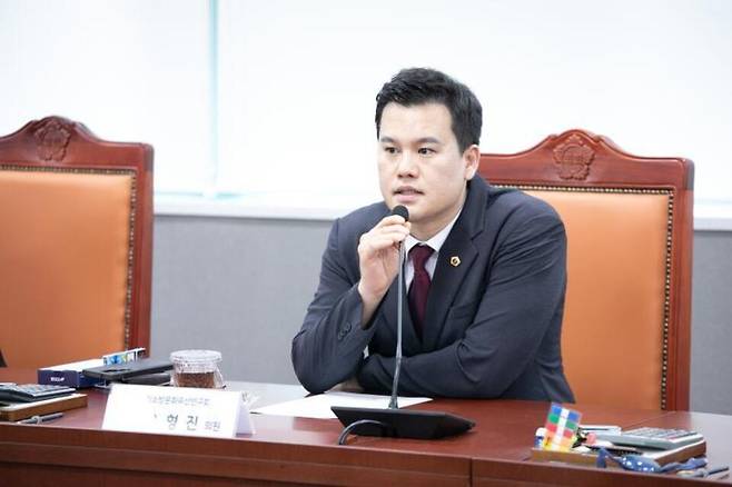 ▲ 유형진 경기도의원이 집행부를 상대로 질의를 하고 있다. /사진제공=경기도의회