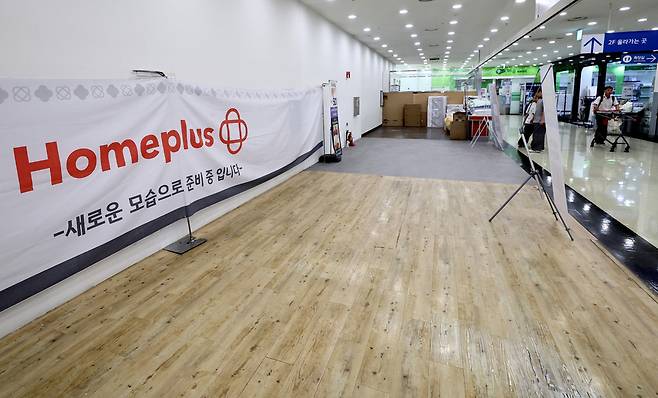 ▲ 경영난으로 폐업 수순을 밟고 있는 홈플러스 수원 원천점이 오는 11월 16일 결국 문을 닫게 됐다. 31일 수원 영통구 홈플러스 원천점 내부 모습. /김철빈 기자 narodo@incheonilbo.com