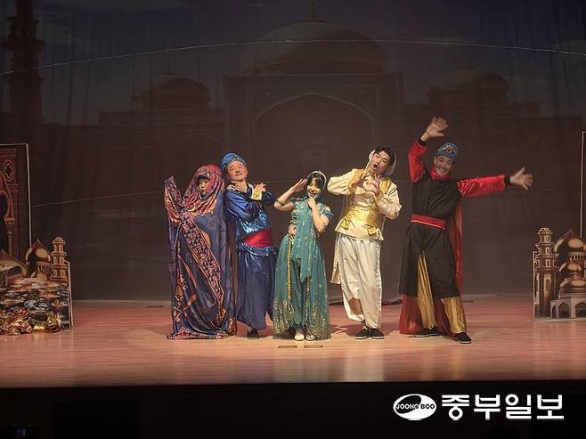 30일 빛누리아트홀에서 열린 가족 뮤지컬 '알라딘' 출연 배우들이 공연 후 관객에게 인사하고 있다. 이준도기자