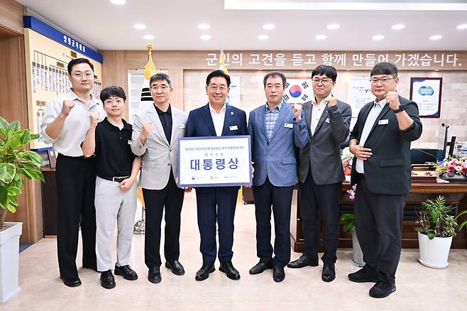 전진선 양평군수(가운데)와 데이터정보과 직원들이 '지자체 정보통신 우수사례 대통령상' 수상을 기념하고 있다. 사진=양평군청
