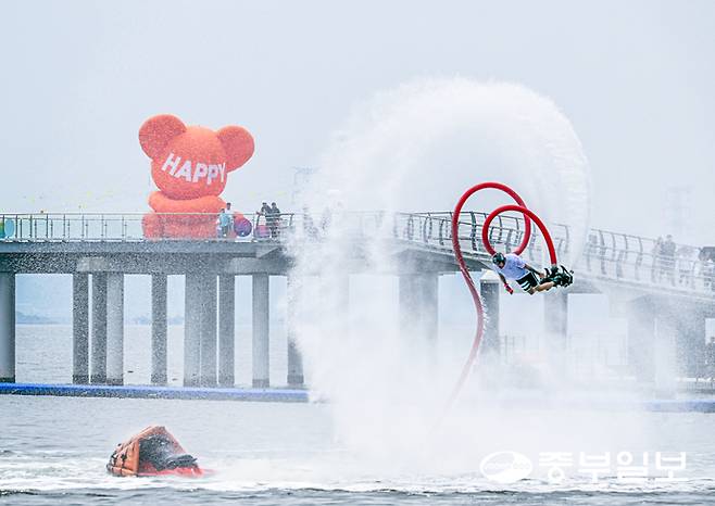 31일 오후 시흥시 거북섬 일원에서 열린 제17회 전국해양스포츠제전 플라잉보드 종목에 참가한 선수가 멋진 묘기를 선보이고 있다. 임채운기자