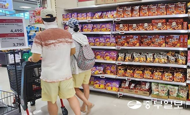 31일 오후 찾은 수원시 팔달구의 한 대형마트 스낵 코너에서 소비자들이 꿀고구마·밤 맛 과자 진열 상품을 보고 있다. 신연경기자