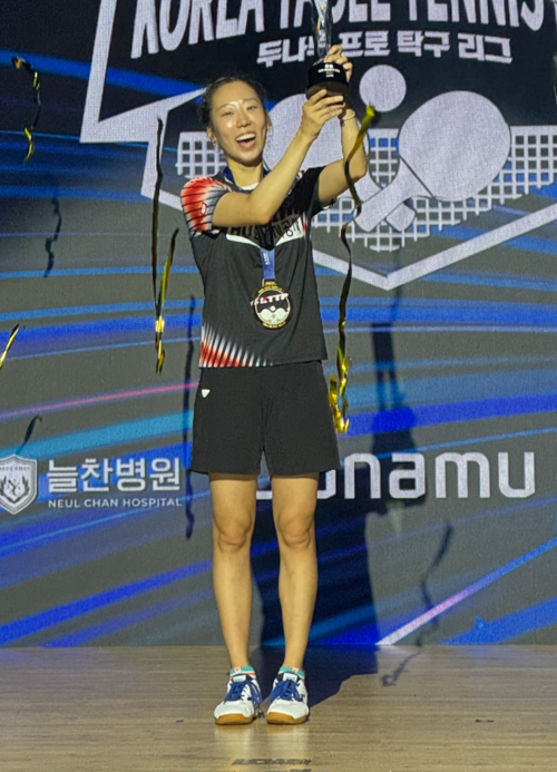 31일 서울 동양미래대 특설스튜디오에서 열린 대회 여자 단식서 우승한 양하은이 기념사진을 찍고 있다. 사진=화성도시공사