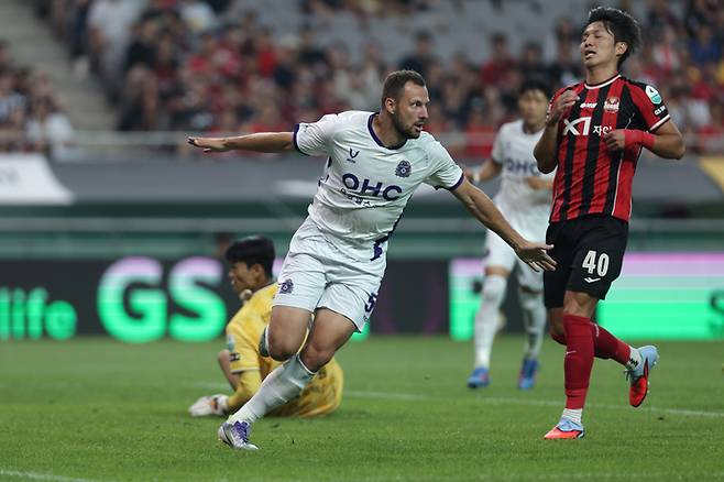안양 토마스가 서울을 상대로 첫 골을 터트린 후 세리머니를 하고 있다. 사진=한국프로축구연맹