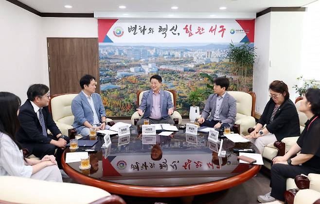 28일 서구청에서 진행된 치매 관리 협약 및 기탁식 장면. (사진= 대전 서구)