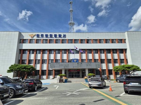 8월 29일은 경실국치일이다. 이날은 우리나라가 일제에 국권을 빼앗긴 날이다. 1910년 경술년에 나라를 잃은 치욕적인 날이라 해서 경술국치일이라 불린다. 경술국치일인 29일 청주 청원구청(왼쪽)에는 조기가 게양돼 있다. 반면 청원경찰서는 태극기를 내려 달지 않아 대조적이다. 충북도는 지난 2022년 '충청북도 국기 게양일 지정 및 선양 등에 관한 조례'에 따라 경술국치일인 8월 29일 조기를 게양하고 있다. 사진=김진로 기자&nbsp;kjr6040@cctoday.co.kr