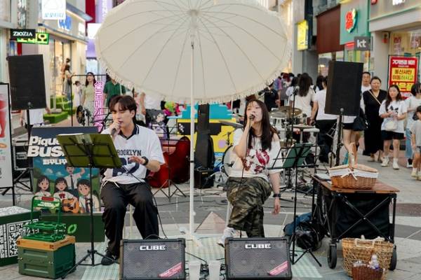 지난달 30일 성안길 일원에서 펼쳐진 청주원도심골목길축제 '여름:성안이즈백'에서 버스킹 공연이 열리고 있다. /청주시 제공