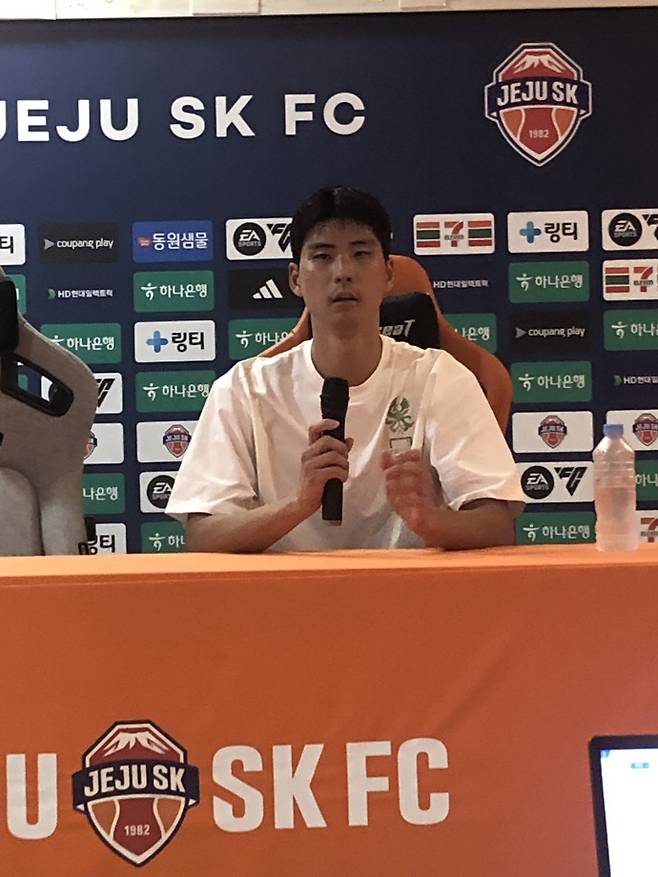광주FC 공격수 박인혁이 지난 30일 제주SK FC전이 끝난 뒤 서귀포월드컵경기장에서 취재진과 인터뷰를 하고 있다. /양우철 기자 yamark1@namdonews.com