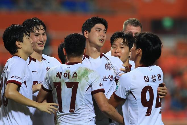 지난 30일 제주전에서 후반 막판 페널티킥을 성공한 박인혁이 동료들과 기쁨을 나누고 있다. /광주FC 제공