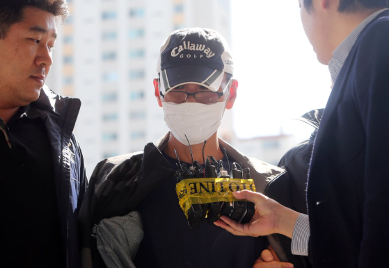 필리핀에서 한국인 여행객 납치강도의 혐의를 받는 최세용이 2013년 10월 15일 오후 부산지방경찰청에서 조사를 받기전 유치장이 있는 연제경찰서로 압송되는 모습. 연합뉴스